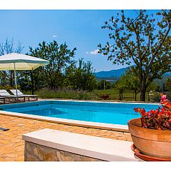 Vakantiehuis Romantisches Haus in Krušvar mit privatem Pool