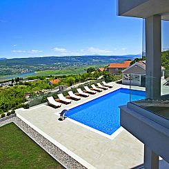 Vakantiehuis Großes Haus in Lokvičići mit privatem Pool