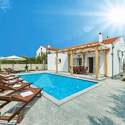 Vakantiehuis Strandhaus mit Pool in Meeresnähe