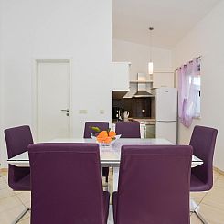 Vakantiehuis mit Terrassen am Wald