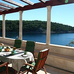 Vakantiehuis Ferienvilla "Osibova" mit Blick auf das Wasser