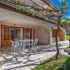 Appartement in Crikvenica mit Großem Garten