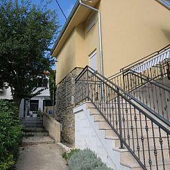 Vakantiehuis Renoviertes Ferienhaus in Baska mit Terrasse