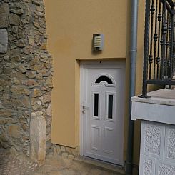 Vakantiehuis Renoviertes Ferienhaus in Baska mit Terrasse