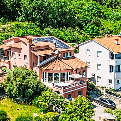 Appartement Modernes Apartment mit großer Terrasse und Gril