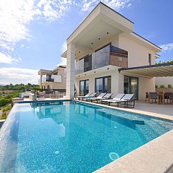 Vakantiehuis Luxuriöse Villa mit Pool und fantastischem Mee