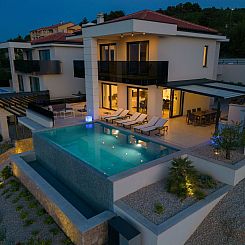 Vakantiehuis Luxuriöse Villa mit Pool und fantastischem Mee