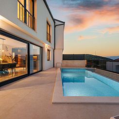 Vakantiehuis Brandneue Villa - Pool mit Panoramablick aufs M