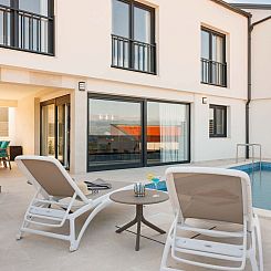 Vakantiehuis Brandneue Villa - Pool mit Panoramablick aufs M