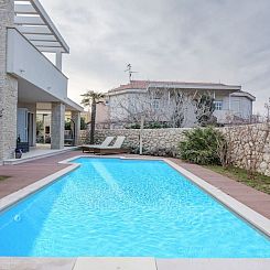 Vakantiehuis Luxuriöse Villa White Rose mit Pool in der Nä