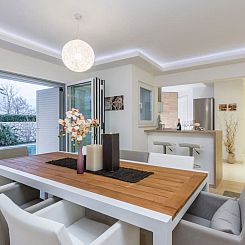 Vakantiehuis Luxuriöse Villa White Rose mit Pool in der Nä