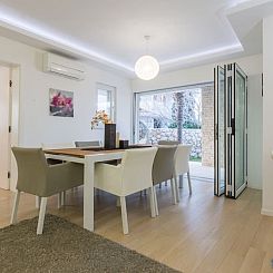 Vakantiehuis Luxuriöse Villa White Rose mit Pool in der Nä