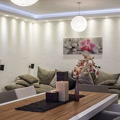Vakantiehuis Luxuriöse Villa White Rose mit Pool in der Nä