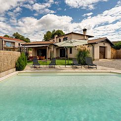 Vakantiehuis Ferienvilla mit Pool, ruhige Aria
