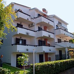 Appartement mit einer überdachten Terrasse