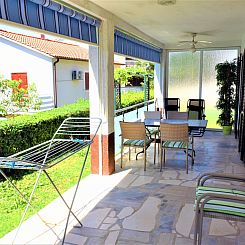 Appartement mit einer überdachten Terrasse
