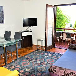 Appartement Wohnung in Njivice mit Terrasse und Garten