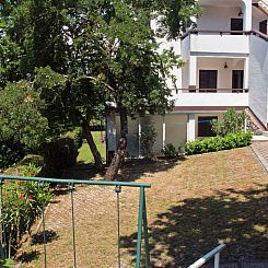 Appartement mit einer überdachten Terrasse