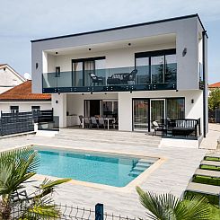 Vakantiehuis Schöne neue Villa mit Pool in Strandnähe