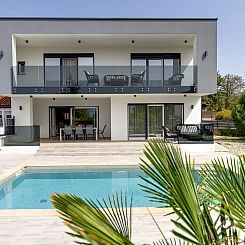 Vakantiehuis Schöne neue Villa mit Pool in Strandnähe