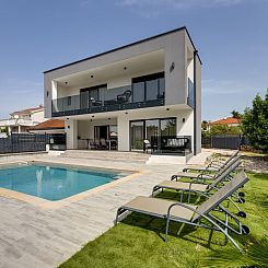 Vakantiehuis Schöne neue Villa mit Pool in Strandnähe