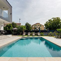 Vakantiehuis Schöne neue Villa mit Pool in Strandnähe