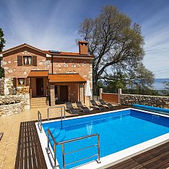 Vakantiehuis Geräumiges Ferienhaus in Brseč mit Privatem P