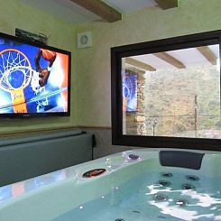 Vakantiehuis Haus mit integrierter Felswand und Jacuzzi