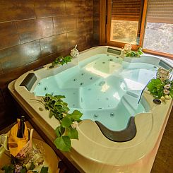 Vakantiehuis Das Upside Down House mit Whirlpool-Badewanne