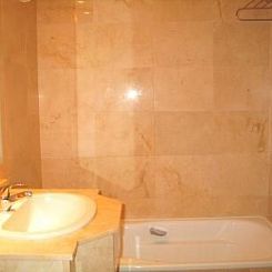 Appartement mit Terrasse, Pool und Garten