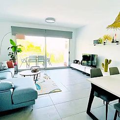 Licht ruim appartement met zeezicht