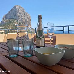 Maroen zon, zee, terras en uitzicht