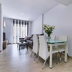 Appartement "Pinada Beach" mit Schwimmbad