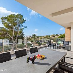 Zonnig appartement met mega terras