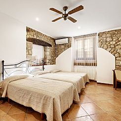 Vakantiehuis Landhaus, 8 Zimmer mit Bad, Schwimmbad, Tennis