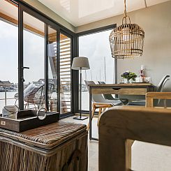 4-persoons houseboat met terras aan het water, gelegen in de