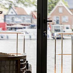 4-persoons houseboat met terras aan het water, gelegen in de