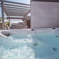 Penthouse aan strand met jacuzzi