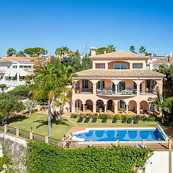 Luxe villa met panoramisch zeezicht