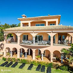 Luxe villa met panoramisch zeezicht