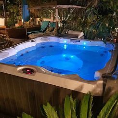 Strand 2 minuten lopen + verwarmd zwembad + jacuzzi