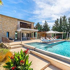 Vakantiehuis Luxuriöse Villa mit beheiztem Pool für 8 Pers
