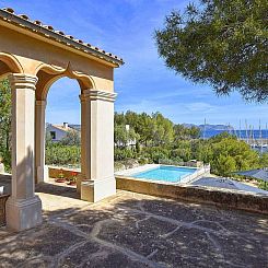 Vakantiehuis Beeindruckende Villa mit Meerblick und Schwimmb