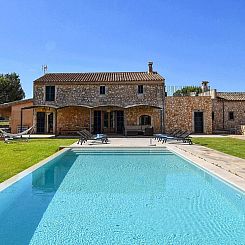 Vakantiehuis Luxuriöse Finca im modernen Stil mit Pool und 