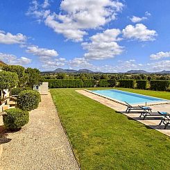 Vakantiehuis Luxuriöse Finca im modernen Stil mit Pool und 