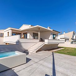 Vakantiehuis Villa "Mar i Pins" mit Garten, Grill und Terras