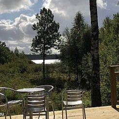 Tuinhuis met uitzicht op meer