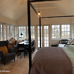 Tuinhuis met uitzicht op meer
