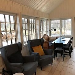 Tuinhuis met uitzicht op meer