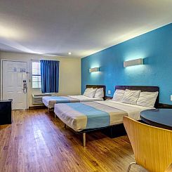 Motel 6-Dickson, TN